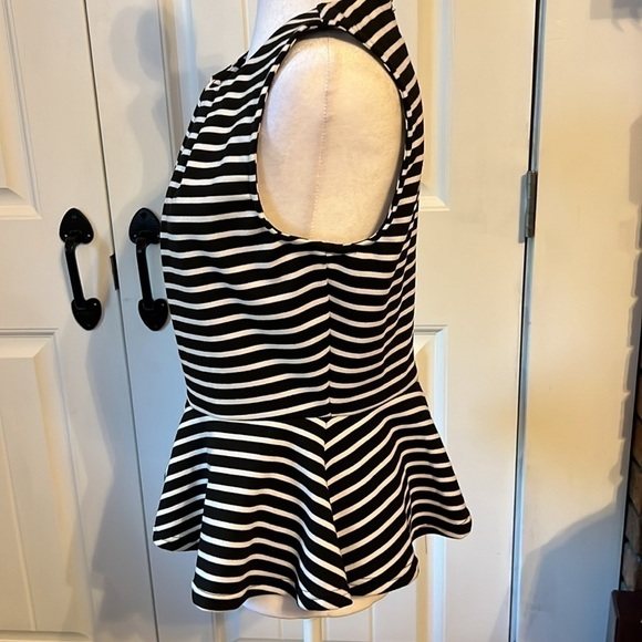 WD NY Women’s no sleeve black and white Large top - Picture 3 of 8